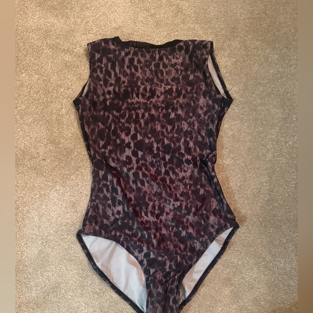 Bodile Dancewear snow leopard leotard
Size S/M